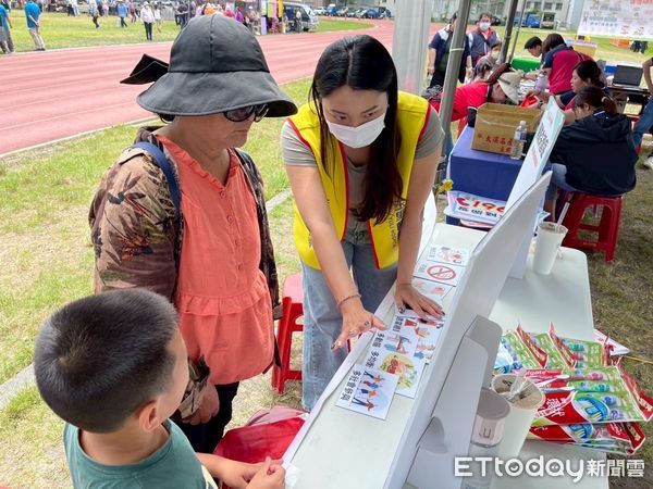 ▲▼玉里醫院藉農民節表彰大會設攤,進行失智症相關衛教與篩檢。(圖/玉里醫院提供,下同)