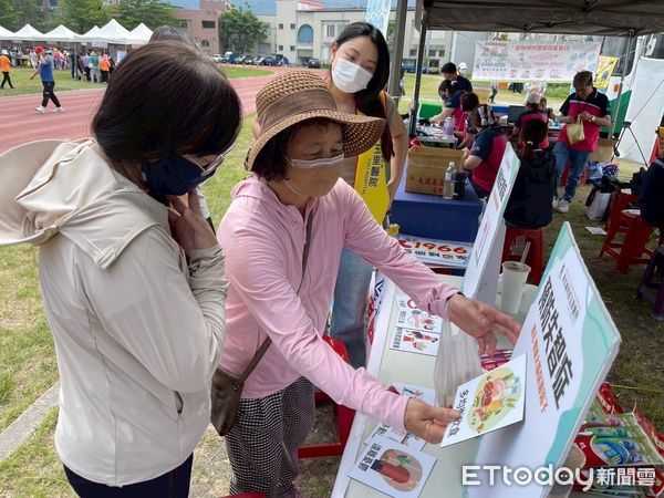 ▲▼玉里醫院藉農民節表彰大會設攤,進行失智症相關衛教與篩檢。(圖/玉里醫院提供,下同)