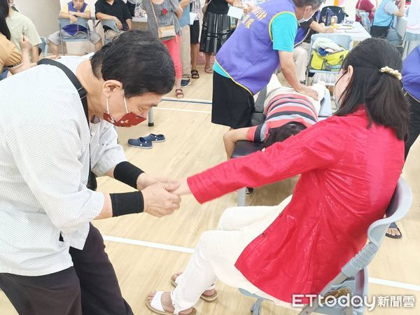 ▲台南防癌抗癌協會於仁德舉辦孝道三部曲活動,吸引百組家庭參與,透過沐足、奉茶傳遞感恩孝心。(記者林東良翻攝,下同)