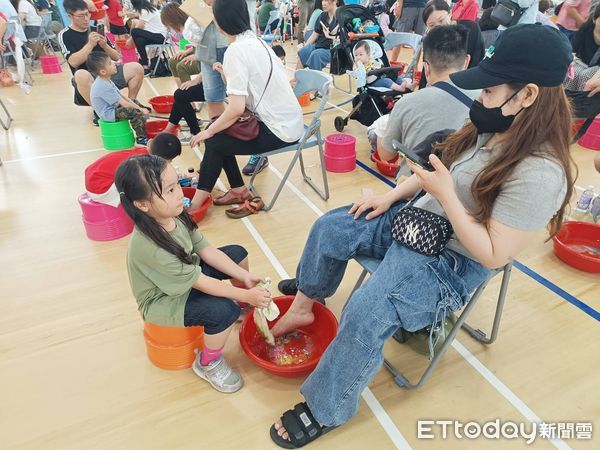 ▲台南防癌抗癌協會於仁德舉辦孝道三部曲活動,吸引百組家庭參與,透過沐足、奉茶傳遞感恩孝心。(記者林東良翻攝,下同)