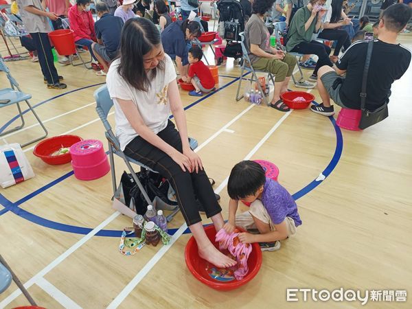 ▲台南防癌抗癌協會於仁德舉辦孝道三部曲活動,吸引百組家庭參與,透過沐足、奉茶傳遞感恩孝心。(記者林東良翻攝,下同)
