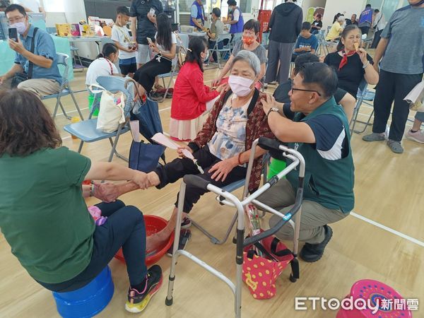 ▲台南防癌抗癌協會於仁德舉辦孝道三部曲活動,吸引百組家庭參與,透過沐足、奉茶傳遞感恩孝心。(記者林東良翻攝,下同)