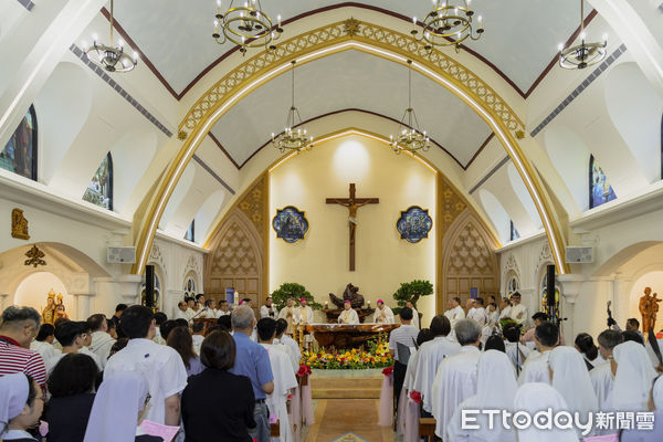 ▲▼ 嘉義縣長翁章梁與浦英雄主教主持中華聖母朝聖地聖堂啟用大典 。(圖/嘉義縣政府提供)