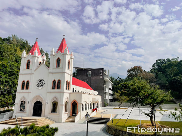 ▲▼ 嘉義縣長翁章梁與浦英雄主教主持中華聖母朝聖地聖堂啟用大典 。(圖/嘉義縣政府提供)