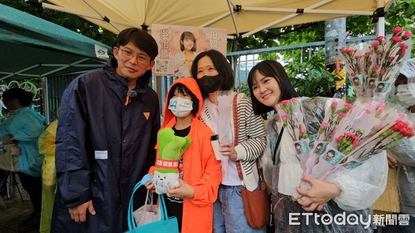 ▲▼民眾黨主席黃國昌(左)與發言人吳怡萱(右)出席母親節活動,到萬華雙和市場發康乃馨。(圖/記者呂佳賢攝)