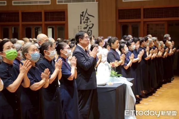 ▲黃偉哲出席安平靜思堂浴佛典禮,與民眾虔誠祈福,盼共造祥和社會。(記者林東良翻攝,下同)
