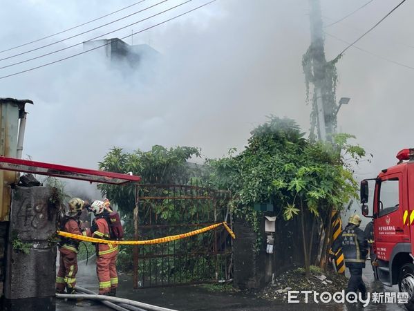 ▲新北市某木材行起火,警消搶救中。(圖/記者陳以昇翻攝,下同)