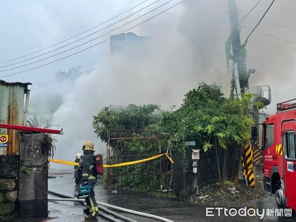 ▲新北市某木材行起火,警消搶救中。(圖/記者陳以昇翻攝,下同)