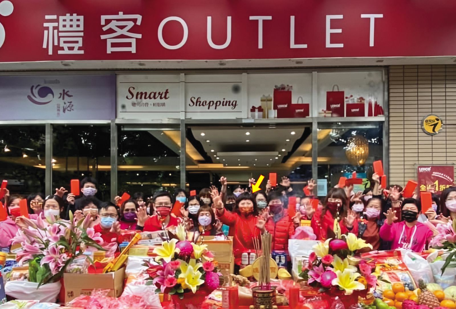 2022.02.08 翁素蕙(箭頭指者)車禍後不到20天就出席團拜,看起來傷勢並不嚴重。(翻攝臉書)