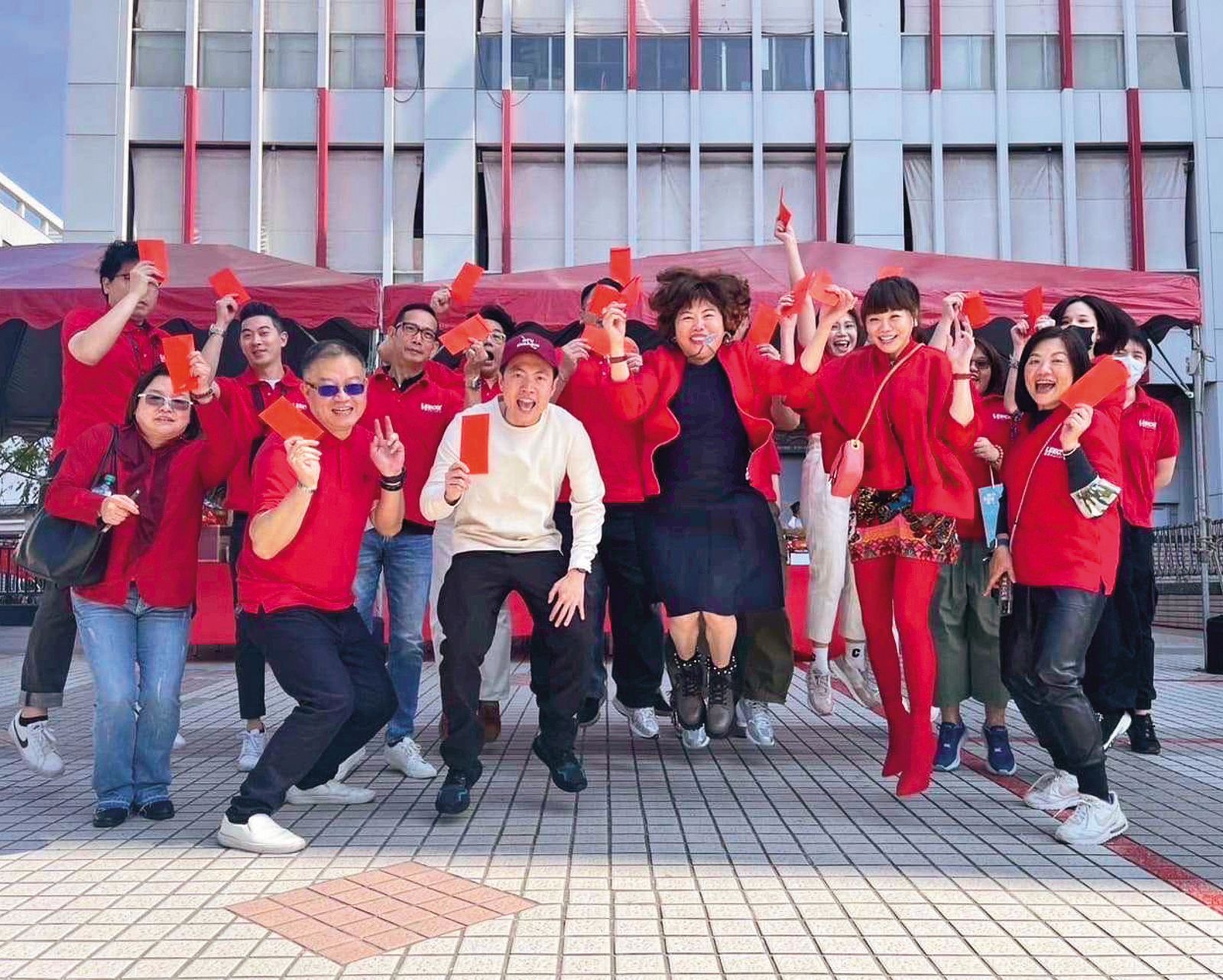 2024.02.15 翁素蕙去年主持禮客開工團拜,身手矯健、高高跳起。(翻攝臉書)