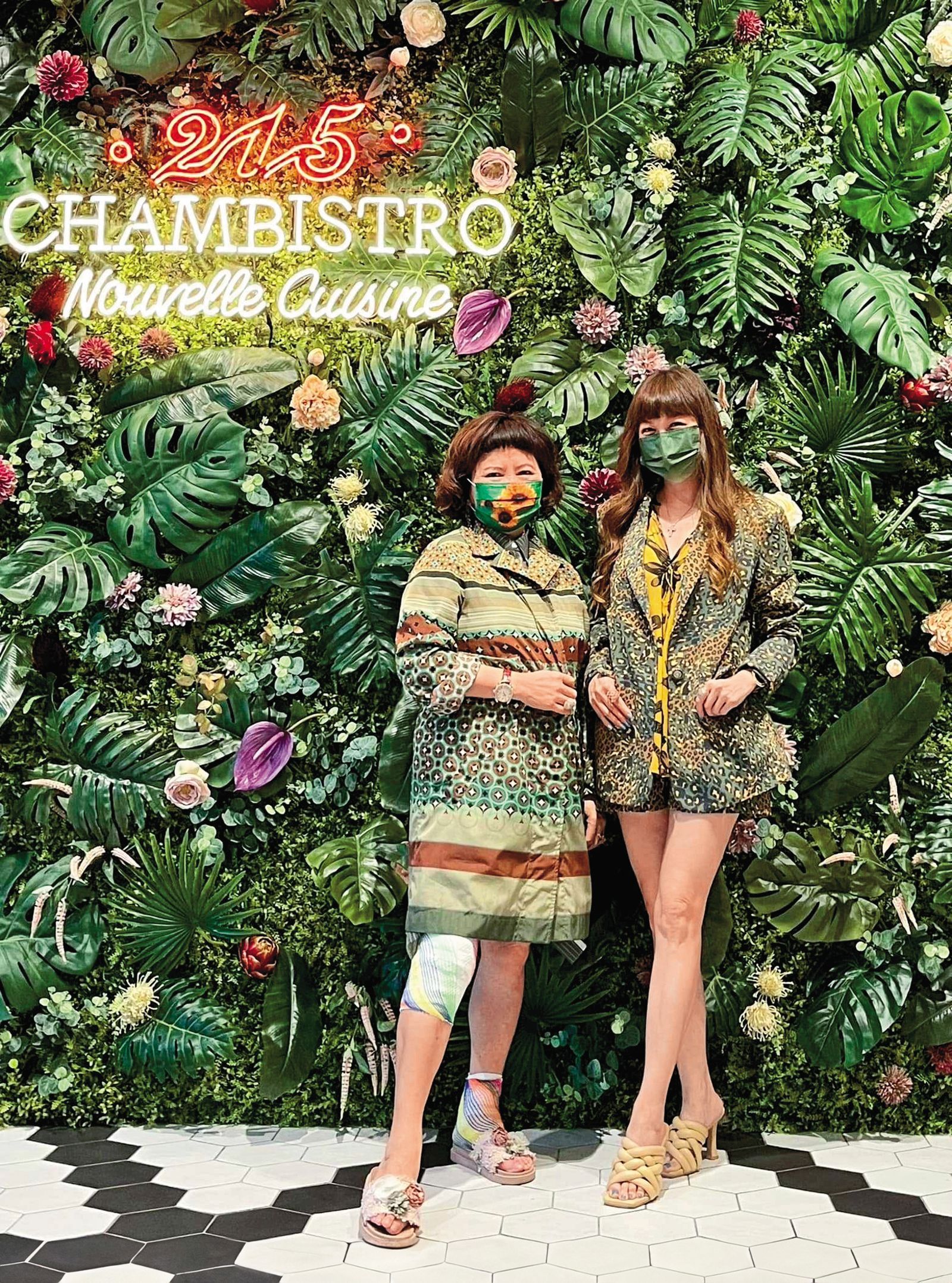 2022.05.31 翁素蕙車禍後(左)右膝受傷包紮,仍光鮮亮麗出席朋友聚會。(翻攝臉書)