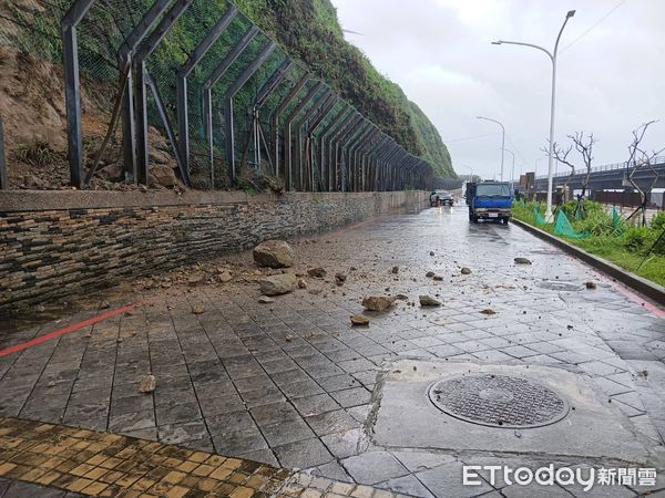 ▲石門十八王公廟道路土石滑落。(圖/記者郭世賢翻攝)