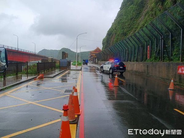 ▲石門十八王公廟道路土石滑落。(圖/記者郭世賢翻攝)