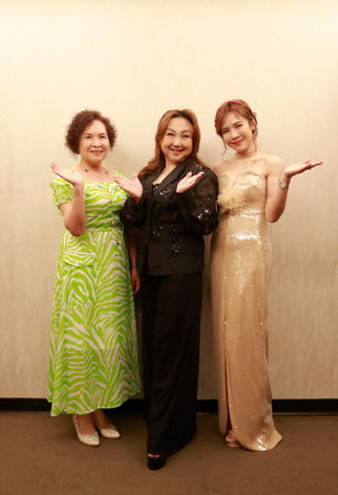 ▲▼吳申梅的媽媽開心見到偶像鄭怡。(圖/吳申梅提供)