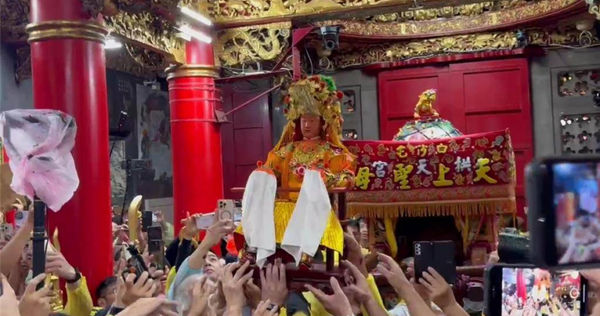 白沙屯媽祖回拱天宮,信徒簇擁高喊「進喔」。(圖/翻攝自白沙屯媽祖網站)