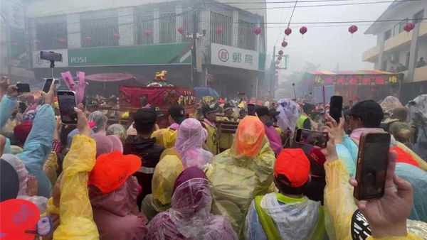 沙屯媽祖10天9夜北港進香活動,11日早上6時出發,並於8時在通霄鎮秋茂園換乘8人大轎後,媽祖鸞駕遶巡通霄鎮各庄頭。(圖/報系資料照)