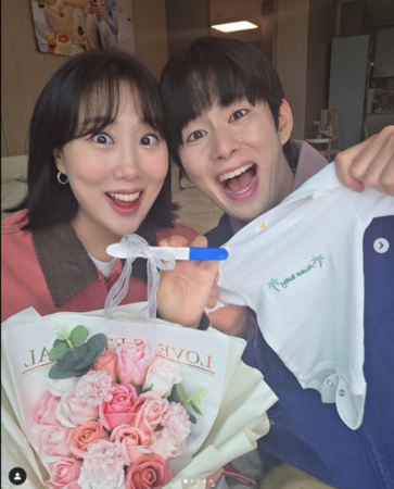 ▲enjoycouple升格當爸媽了。(圖/翻攝Instagram/enjoycouple)