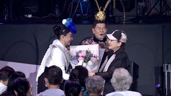 ▲ 楊麗花驚喜現身台下,陳亞蘭送上母親節花束。(圖/高雄流行音樂中心提供)