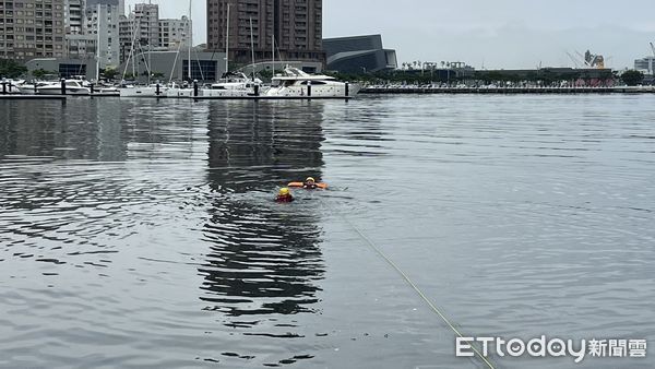 ▲▼高雄流行音樂中心前海域驚見浮屍。(圖/記者賴文萱翻攝)