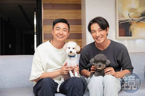 熊爸(左)來到傅子純(右)家,發現兩隻貴賓狗非常親人,出門散步拍照也很配合。