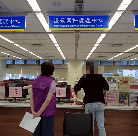 ▲▼新北市1名林姓酒駕慣犯嬤拖欠36萬元罰鍰,聽勸找女兒幫忙付現繳清,保住她替孫子投保的壽險保單免於被扣押解約。(圖/行政執行署新北分署提供)