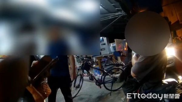 ▲ 周姓男子日前疑似因與林姓男子有過節,飲酒之後越想越氣,竟在憤怒之下持刀衝向對方住處,當時僅有其家人在家,周男當即揮舞手中利刃,作勢要砍人,嚇得林男家人連忙報警。 (圖/記者王兆麟翻攝)