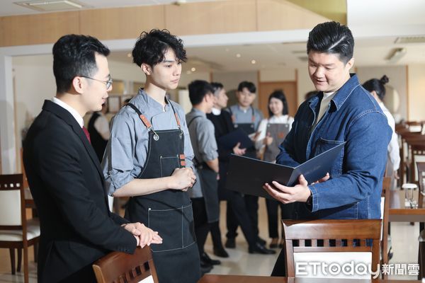 ▲弘光科技大學餐旅管理系今日舉辦《ESSIMAGINE》畢業成果發表餐會。(圖/記者游瓊華翻攝)