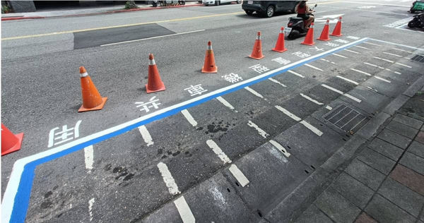 台北市將實施「路邊機車與大型重型機車共用格位計畫2.0」,擴大14處路段開放「大型重型機車」停放機車格,新制於5月15日起開始試辦。(圖/擷取自Facebook/各區路況天氣、資訊分享中心)