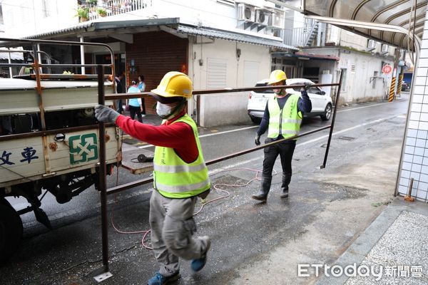 ▲▼吉安鄉長游淑貞率建設科強制拆除,還居民路權。(圖/吉安鄉公所提供,下同)