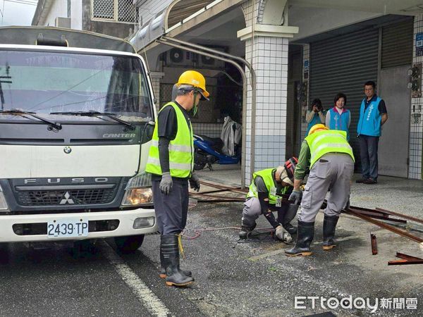 ▲▼吉安鄉長游淑貞率建設科強制拆除,還居民路權。(圖/吉安鄉公所提供,下同)
