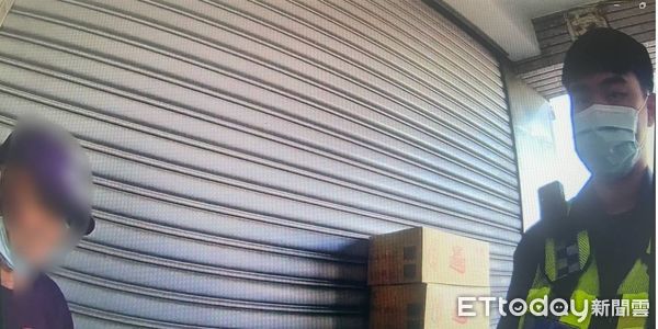 ▲東港警分局東港派出所員警張雅筑、賴柏亦助林姓老翁返家 。(圖/記者陳崑福翻攝)