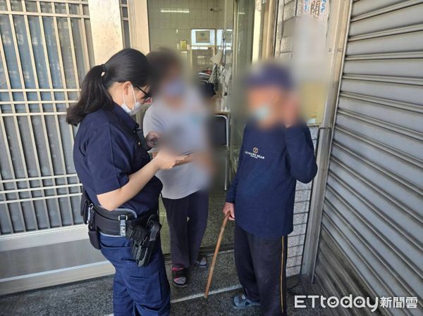 ▲東港警分局東港派出所員警張雅筑、賴柏亦助林姓老翁返家 。(圖/記者陳崑福翻攝)