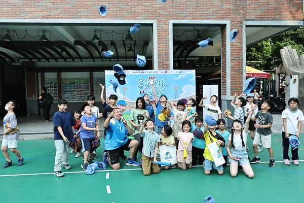 ▲▼忠孝國小體驗迷你棒球合影。(圖/兆豐銀行提供)