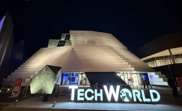▲夜晚的Tech World館被形容如寶山般靜靜矗立。(圖/讀者提供)