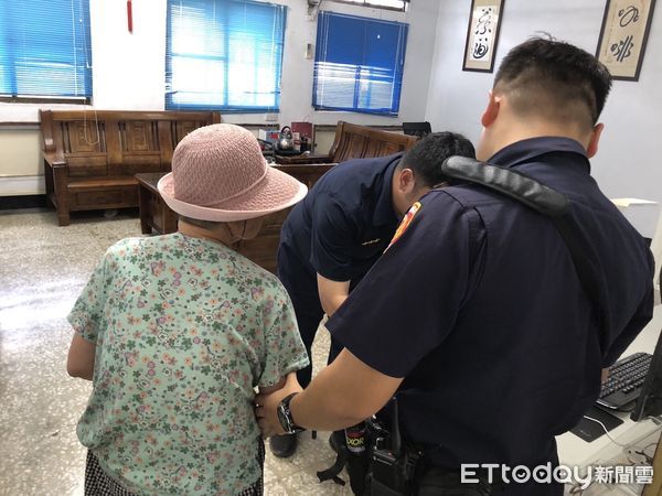 ▲內埔警分局員警護送90歲許姓阿嬤返家 。(圖/記者陳崑福翻攝)