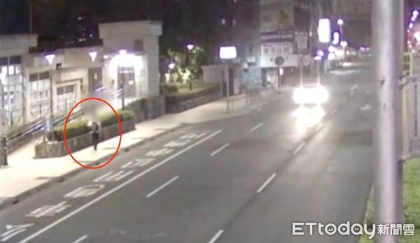 ▲▼警方調閱監視器鎖定偷拍的男子 。(圖/記者陳以昇翻攝)