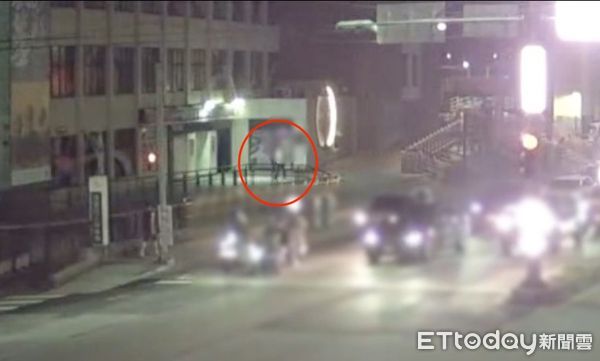 ▲▼警方調閱監視器鎖定偷拍的男子 。(圖/記者陳以昇翻攝)