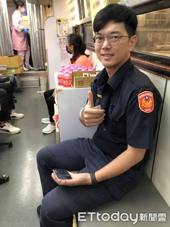 ▲東港警分局捐血提前慶祝警察節 。(圖/記者陳崑福翻攝)