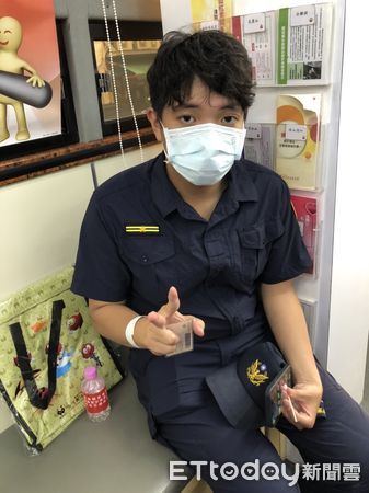 ▲東港警分局捐血提前慶祝警察節 。(圖/記者陳崑福翻攝)