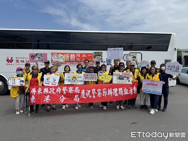 ▲東港警分局捐血提前慶祝警察節 。(圖/記者陳崑福翻攝)