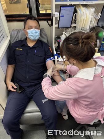 ▲東港警分局捐血提前慶祝警察節 。(圖/記者陳崑福翻攝)