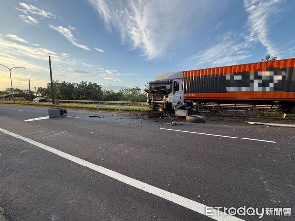 宜蘭,曳引車自撞分隔島,