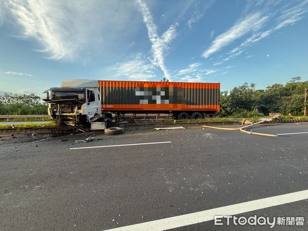 宜蘭,曳引車自撞分隔島,