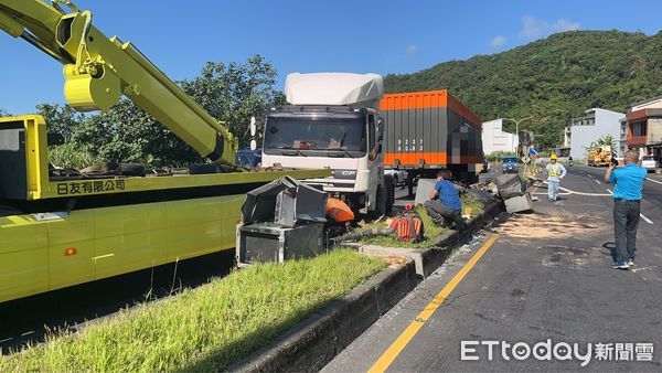 宜蘭,曳引車自撞分隔島,