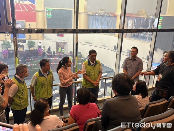 ▲台南市議員曾之婕於議會為遭虐殺浪浪發聲,要求動保處與警方嚴辦施暴者。(圖/記者林東良翻攝,下同)