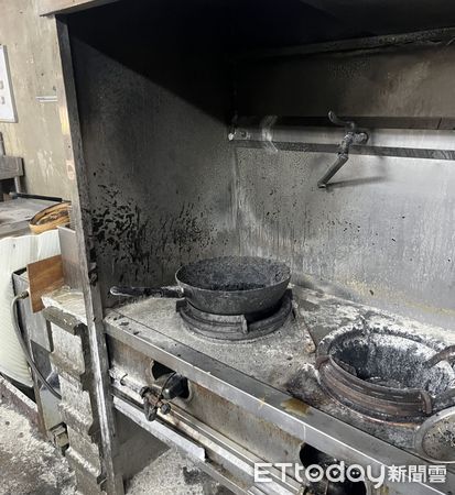 ▲台南中西區民族路一間港式茶餐廳中午突傳火警,現場濃煙竄出,警消迅速灌救無人傷亡。(記者林東良翻攝,下同)