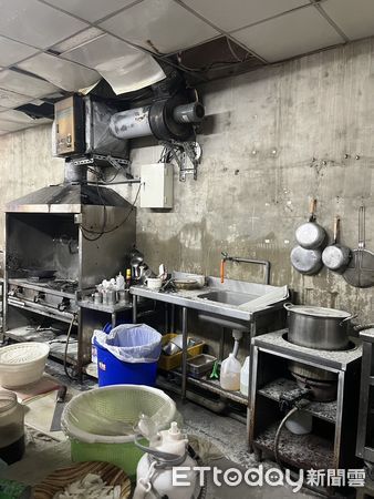 ▲台南中西區民族路一間港式茶餐廳中午突傳火警,現場濃煙竄出,警消迅速灌救無人傷亡。(記者林東良翻攝,下同)