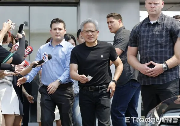 ▲▼AI教父輝達創辦人黃仁勳16日午間搭乘私人專機降落松山機場,力積電董事長黃崇仁接機。(圖/記者湯興漢攝)