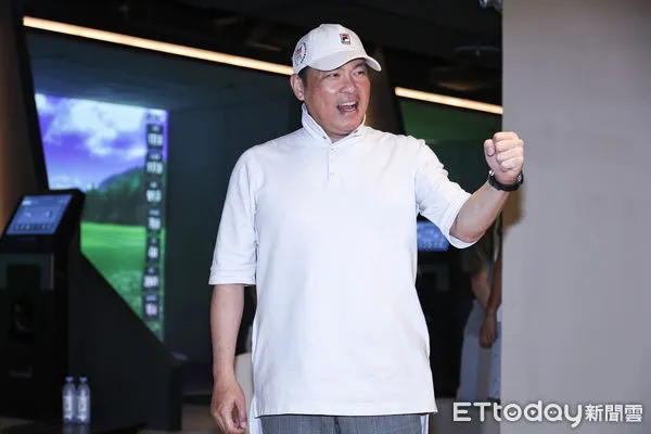 ▲曾國城出席Tee Time室內高爾夫球俱樂部開幕。(圖/記者林敬旻攝)
