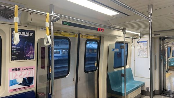 ▲▼北捷降低車廂手拉環高度,預計7月底前,完成全路線列車調降。(圖/台北捷運公司提供)